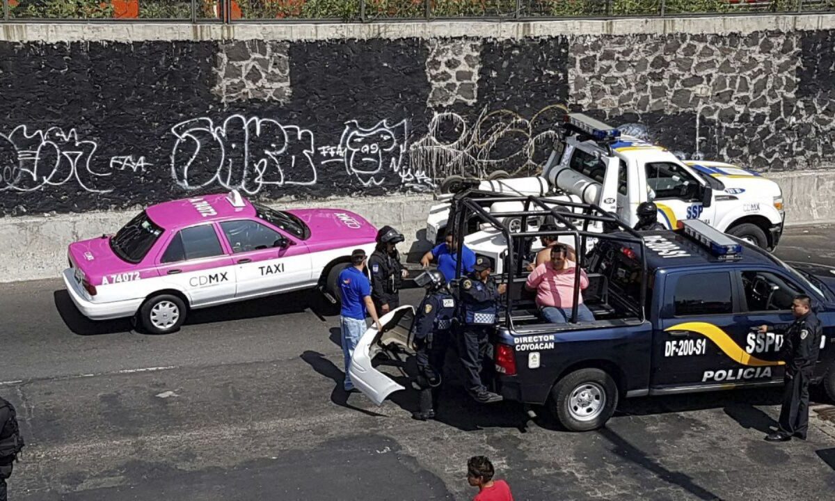 Policías de Tránsito de la Secretaría de Seguridad Ciudadana llevando un vehículo al corralón.