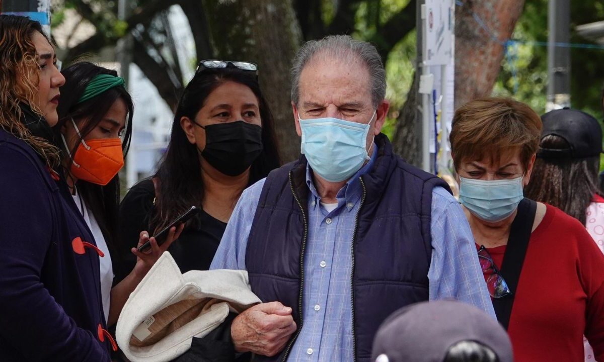 Personas portando el cubrebocas para protegerse del Covid-19.