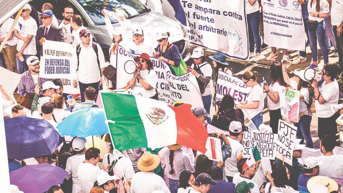 Pese a las diversas protestas en varios puntos del país, la reforma judicial fue avalada por la cual jueces, ministros y magistrados serán elegidos por voto popular.