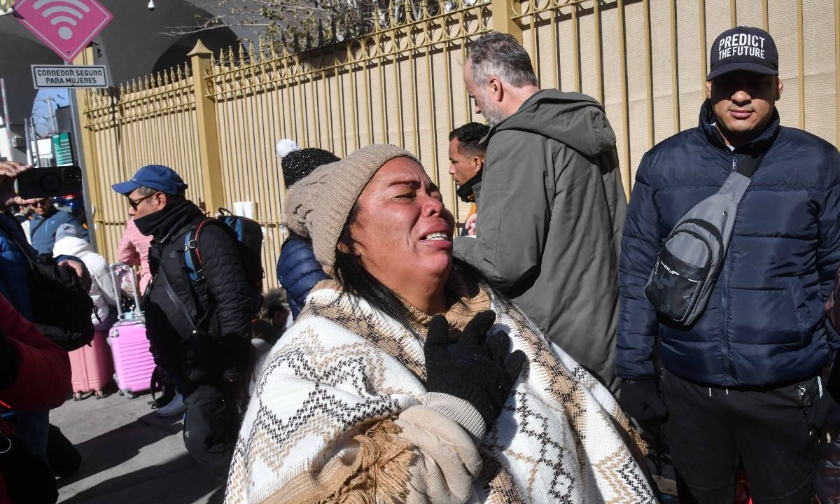 En el Puente Internacional Paso del Norte, entristecidos y desesperanzados por la cancelación de las citas CBP One migrantes en la fila mostraron su sentir. 