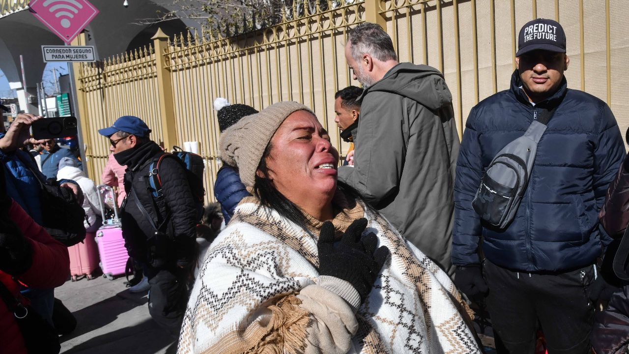 En el Puente Internacional Paso del Norte, entristecidos y desesperanzados por la cancelación de las citas CBP One migrantes en la fila mostraron su sentir. 