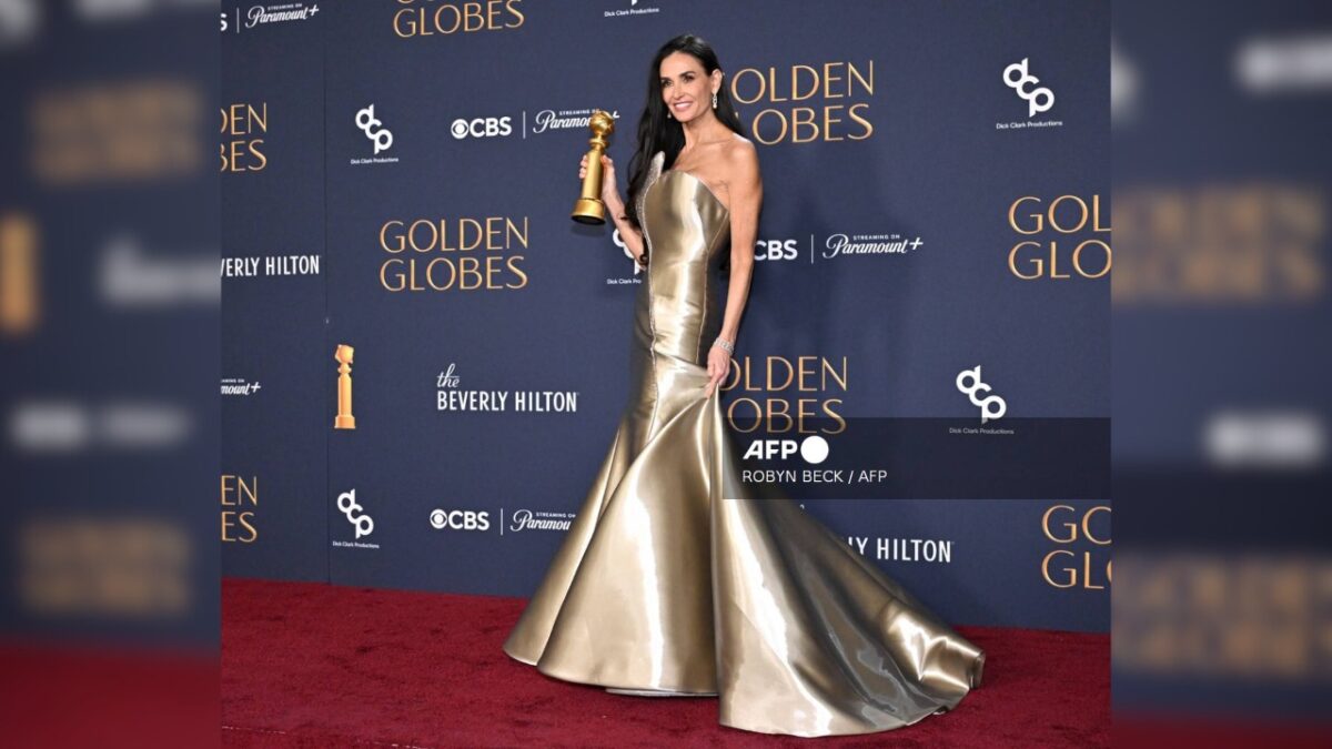 Demi Moore en la alfombra roja de los Golden Globes.