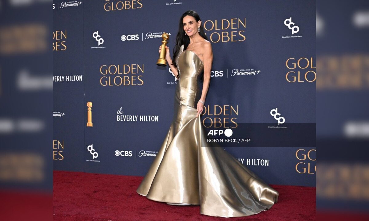 Demi Moore en la alfombra roja de los Golden Globes.