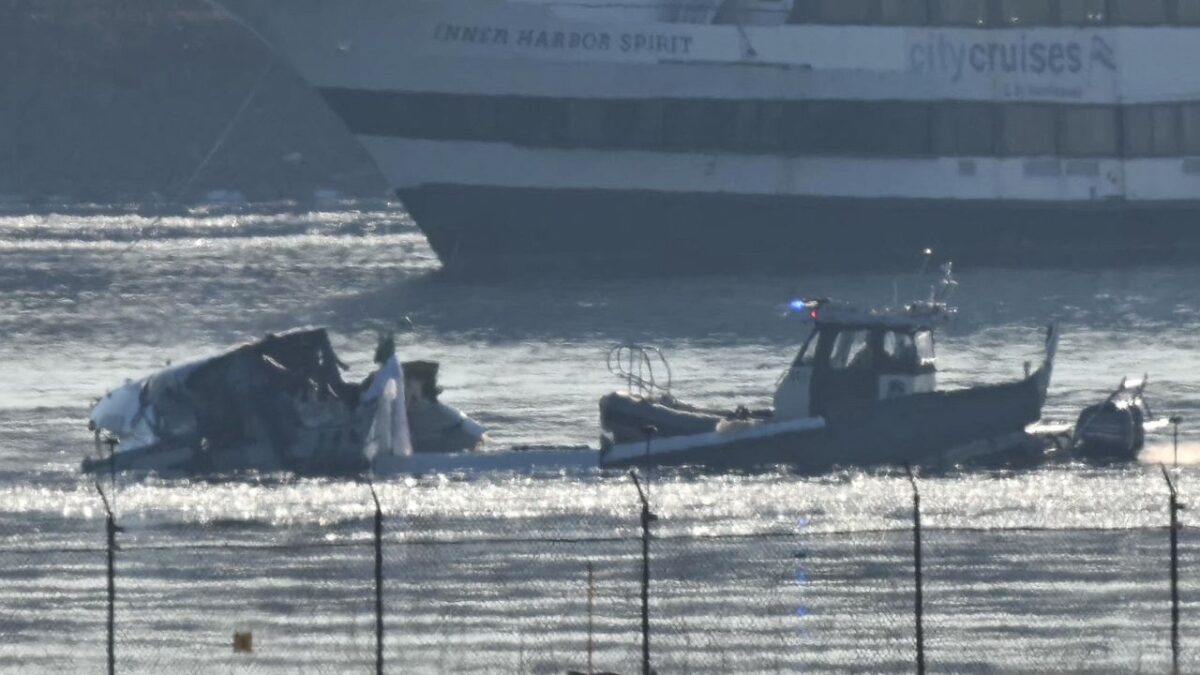 Parte de los restos se ven mientras los equipos de rescate buscan en las aguas del río Potomac después de que un avión de pasajeros que se aproximaba al Aeropuerto Nacional Reagan se estrellara en el río después de colisionar con un helicóptero del ejército de EE