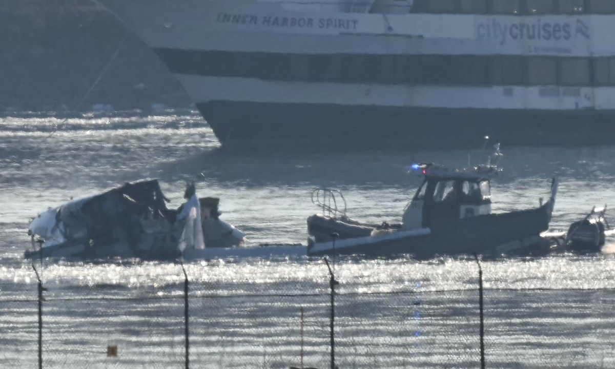 Parte de los restos se ven mientras los equipos de rescate buscan en las aguas del río Potomac después de que un avión de pasajeros que se aproximaba al Aeropuerto Nacional Reagan se estrellara en el río después de colisionar con un helicóptero del ejército de EE