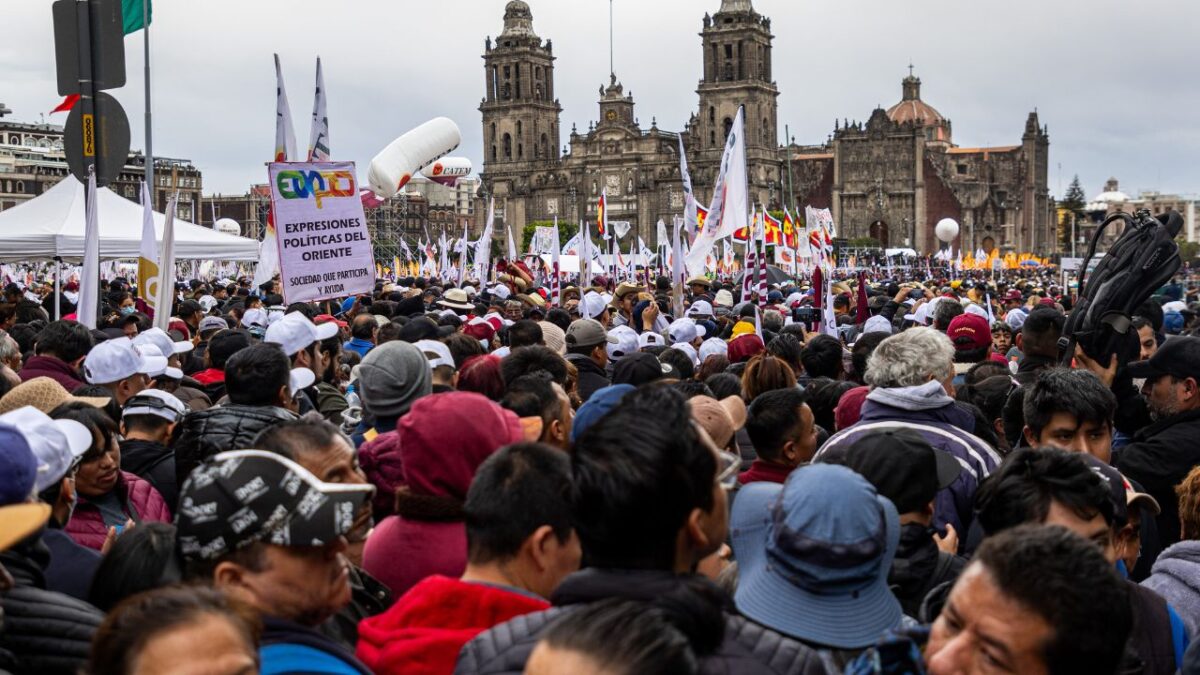 Desde las 830 horas de la mañana comenzó el arribo de miles de personas que llegaron a bordo de camiones, autobuses y transporte público.