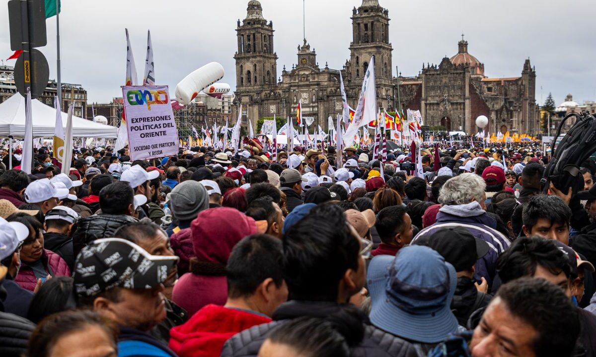 Desde las 830 horas de la mañana comenzó el arribo de miles de personas que llegaron a bordo de camiones, autobuses y transporte público.