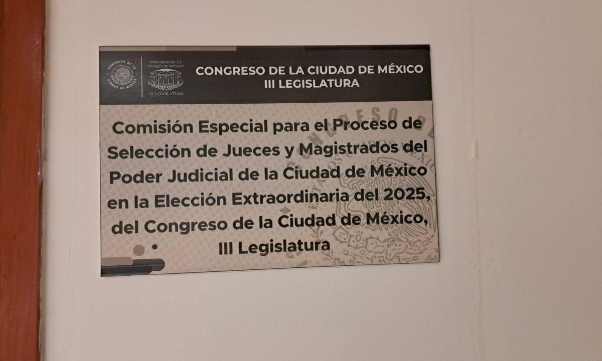 En el primer día de las inscripciones de los aspirantes, la oficina de registros, ubicada en el Congreso local lució desolada.