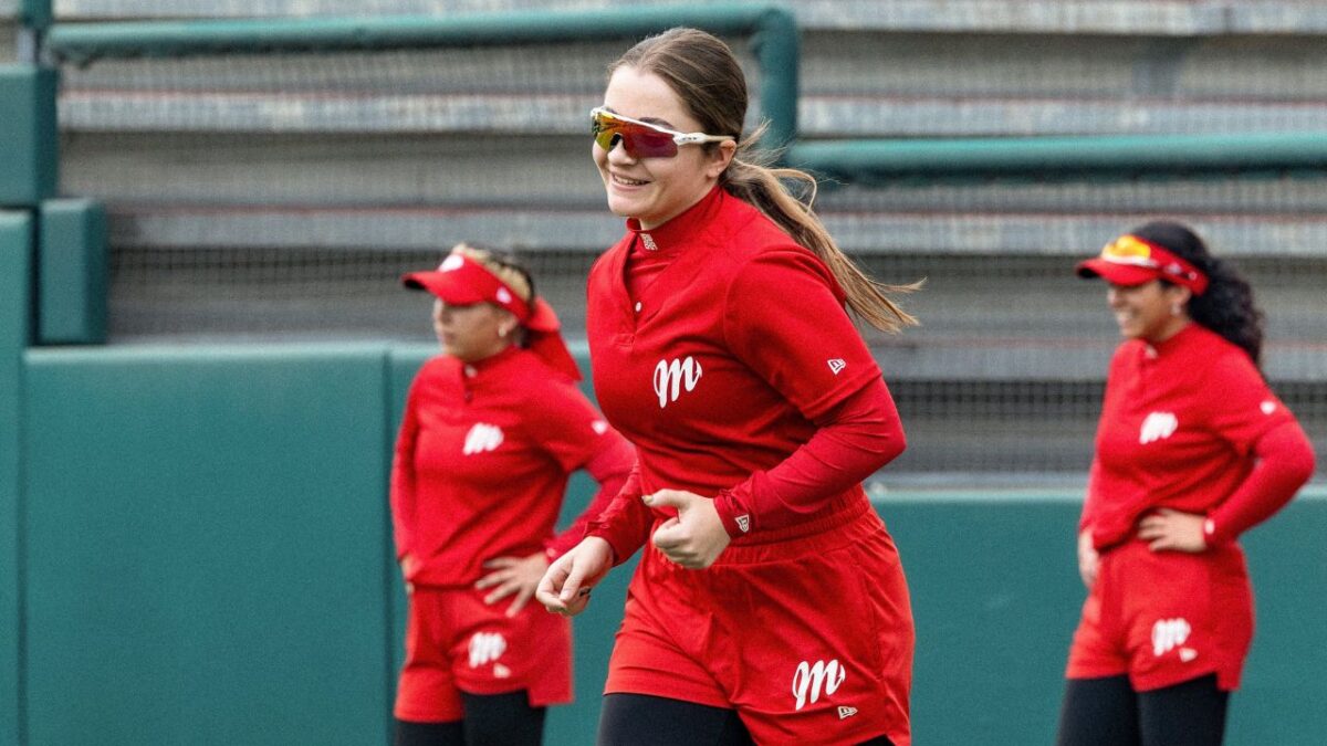 En total son 19 las jugadoras que integran al equipo de Diablos Rojos Femenil con 11 peloteras nacidas en México, más ocho extranjeras provenientes de Italia, Cuba y Estados Unidos, que jugarán siete series en total en el cuadro de CDMX realizará en el Alfredo Harp Helú