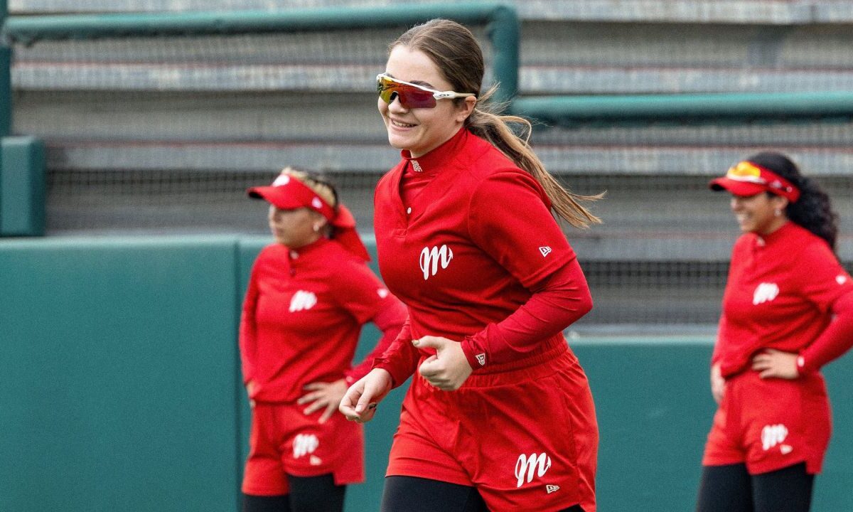 En total son 19 las jugadoras que integran al equipo de Diablos Rojos Femenil con 11 peloteras nacidas en México, más ocho extranjeras provenientes de Italia, Cuba y Estados Unidos, que jugarán siete series en total en el cuadro de CDMX realizará en el Alfredo Harp Helú