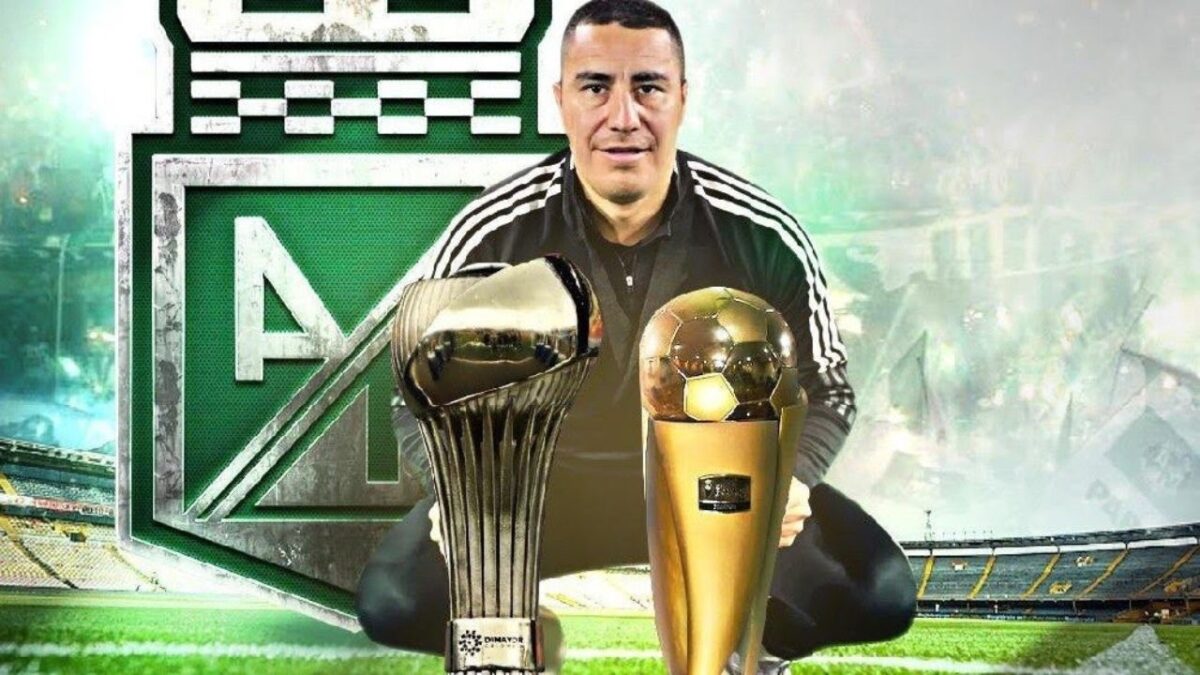 Efraín Juárez, extécnico del Atlético Nacional, posando con dos trofeos.