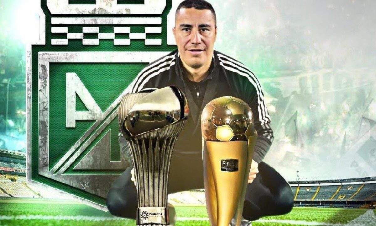 Efraín Juárez, extécnico del Atlético Nacional, posando con dos trofeos.