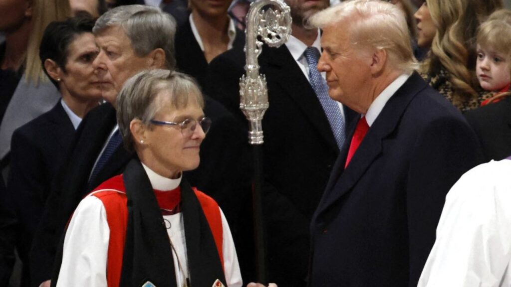 La obispa Mariann Edgar Budde (izq.) llega mientras el presidente Donald Trump observa durante el Servicio Nacional de Oración en la Catedral Nacional de Washington