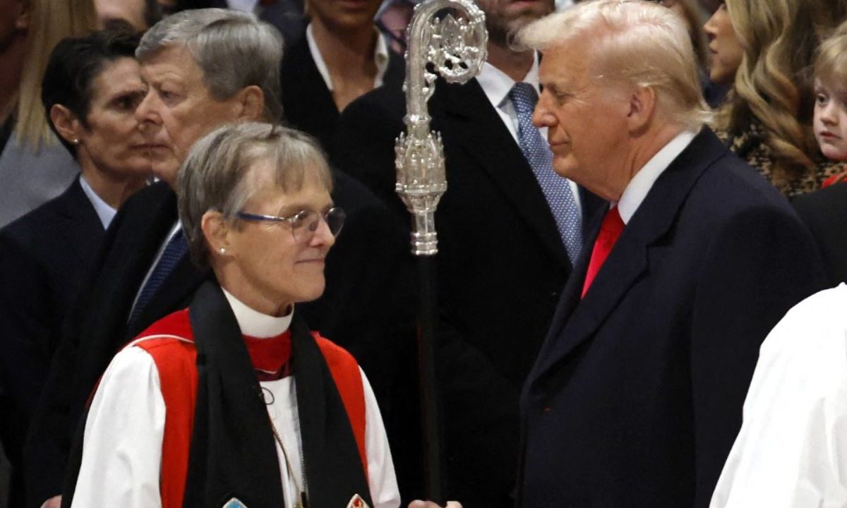 La obispa Mariann Edgar Budde (izq.) llega mientras el presidente Donald Trump observa durante el Servicio Nacional de Oración en la Catedral Nacional de Washington