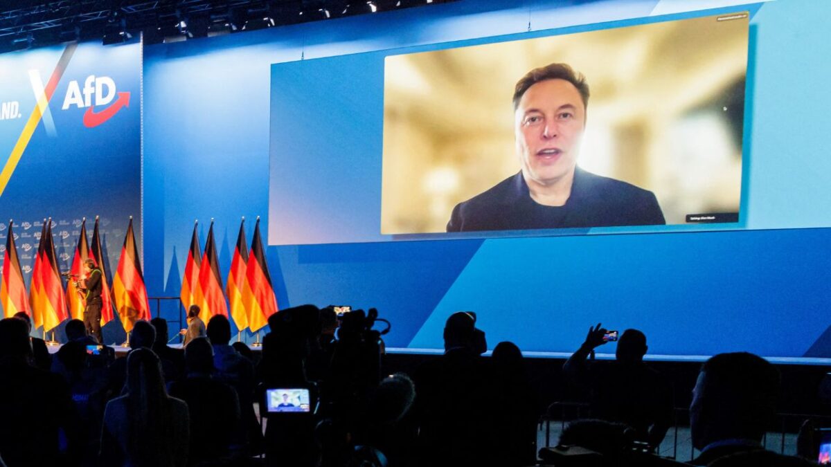 Elon Musk (izq.) aparece en una pantalla grande mientras Alice Weidel, colíder del partido ultraderechista Alternativa para Alemania (AfD), se dirige a un mitin