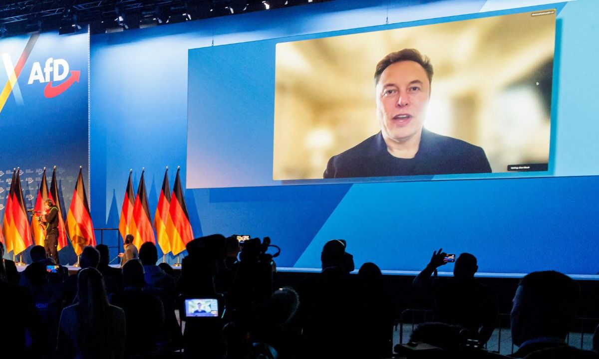 Elon Musk (izq.) aparece en una pantalla grande mientras Alice Weidel, colíder del partido ultraderechista Alternativa para Alemania (AfD), se dirige a un mitin