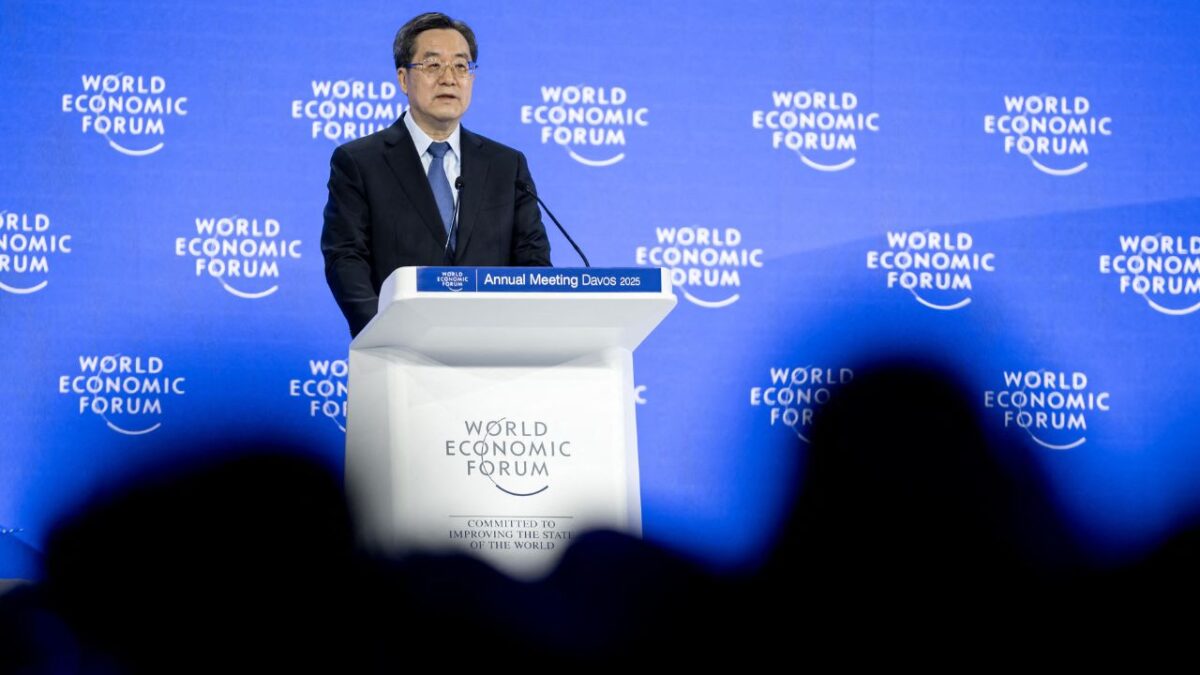 El viceprimer ministro chino, Ding Xuexiang, se dirige a la reunión anual del FEM en Davos el 21 de enero de 2025.