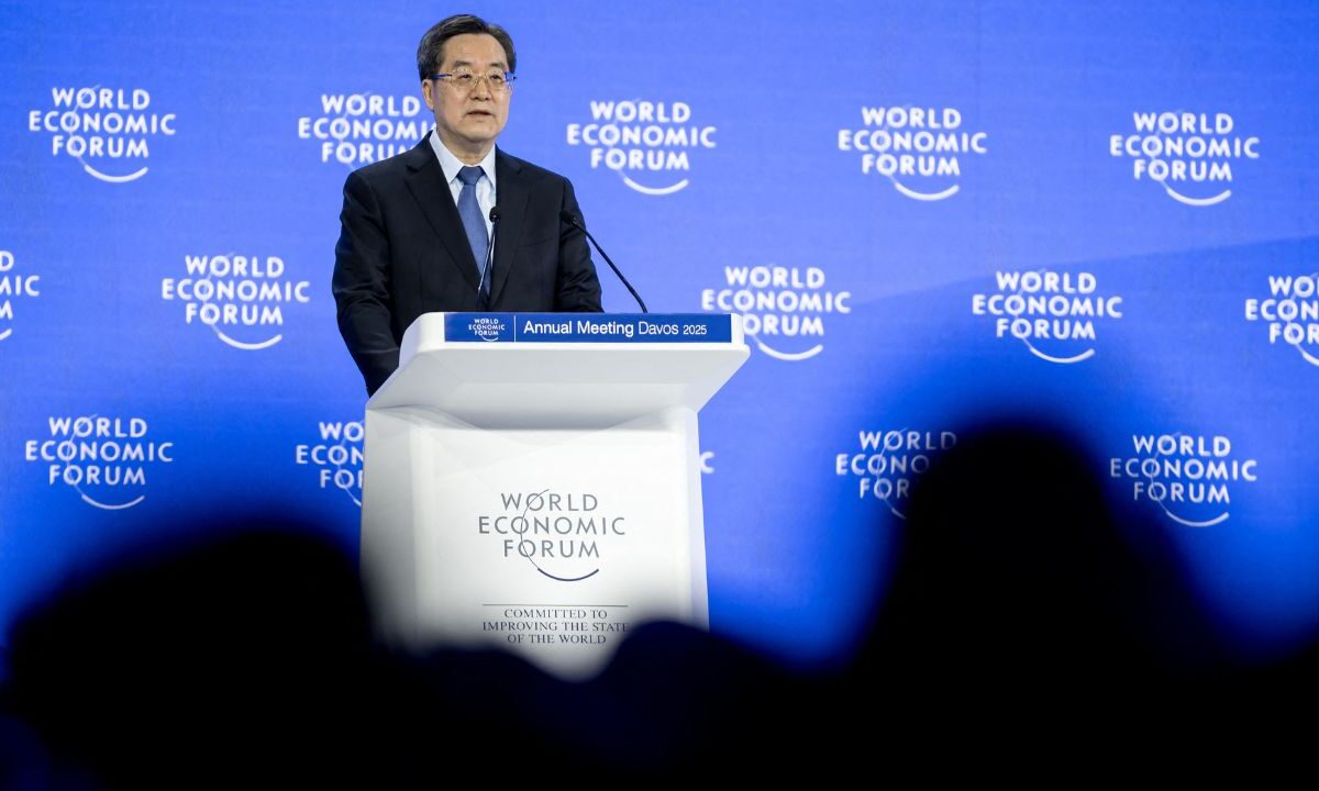 El viceprimer ministro chino, Ding Xuexiang, se dirige a la reunión anual del FEM en Davos el 21 de enero de 2025.