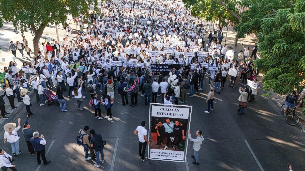 La manifestación recorrió las calles hacia el palacio de Gobierno, en donde irrumpieron en el lugar.