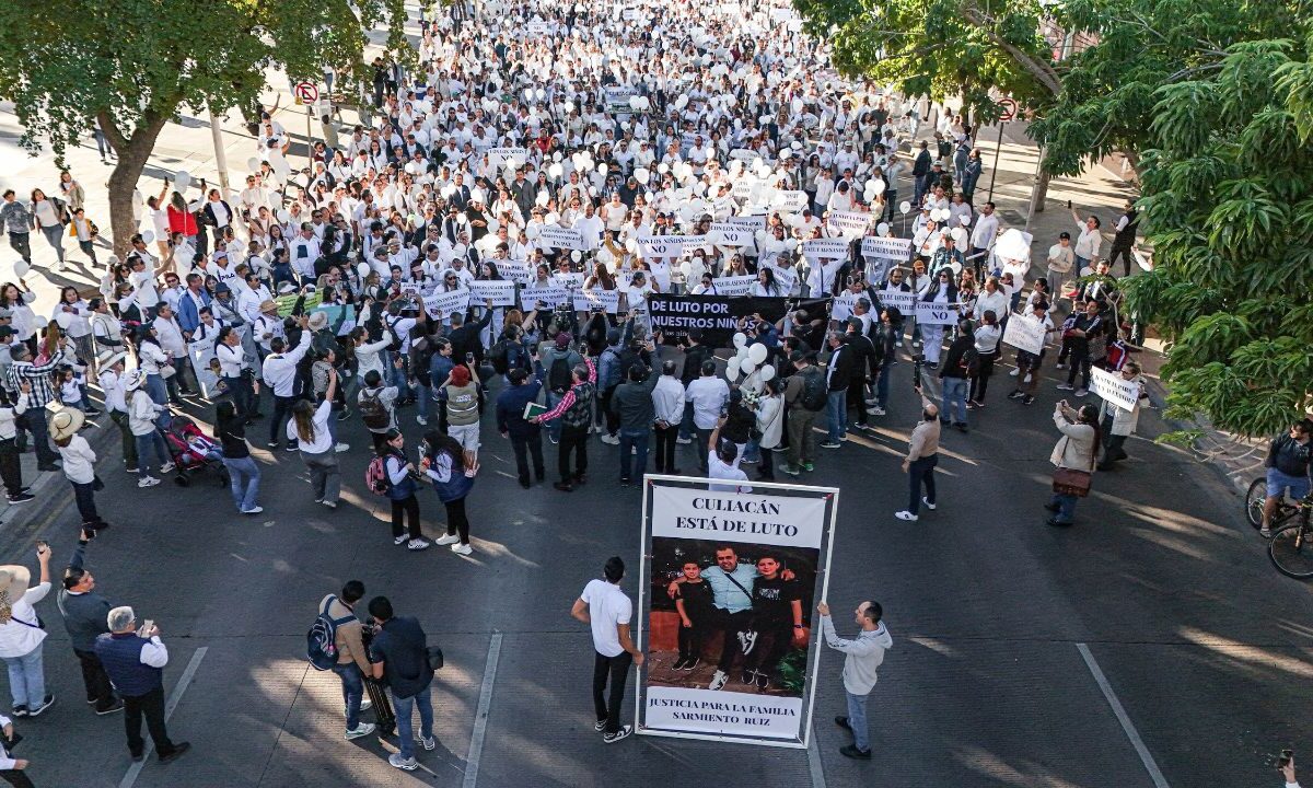 La manifestación recorrió las calles hacia el palacio de Gobierno, en donde irrumpieron en el lugar.