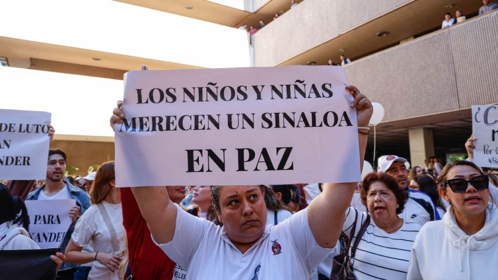 “Estamos aquí por la justicia de mi amigo, Alexander(...) todos estamos tristes, lo vamos a extrañar” Annie - Compañera de la escuela “Sócrates”