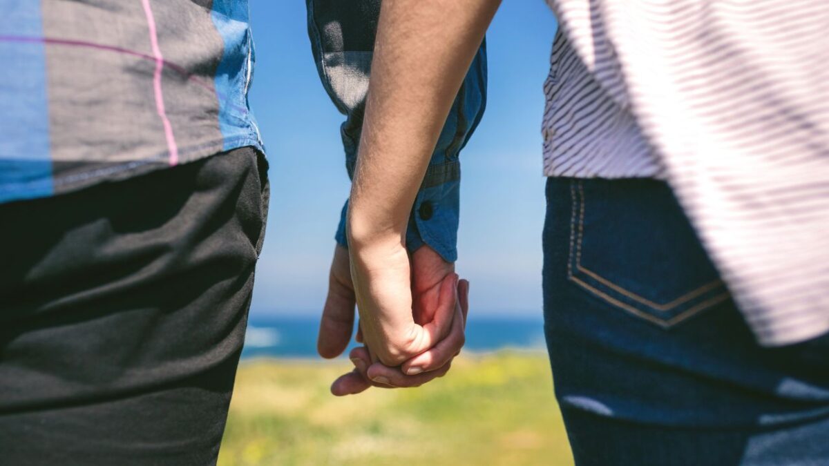 Una pareja, dos sexos, caminando en un prado