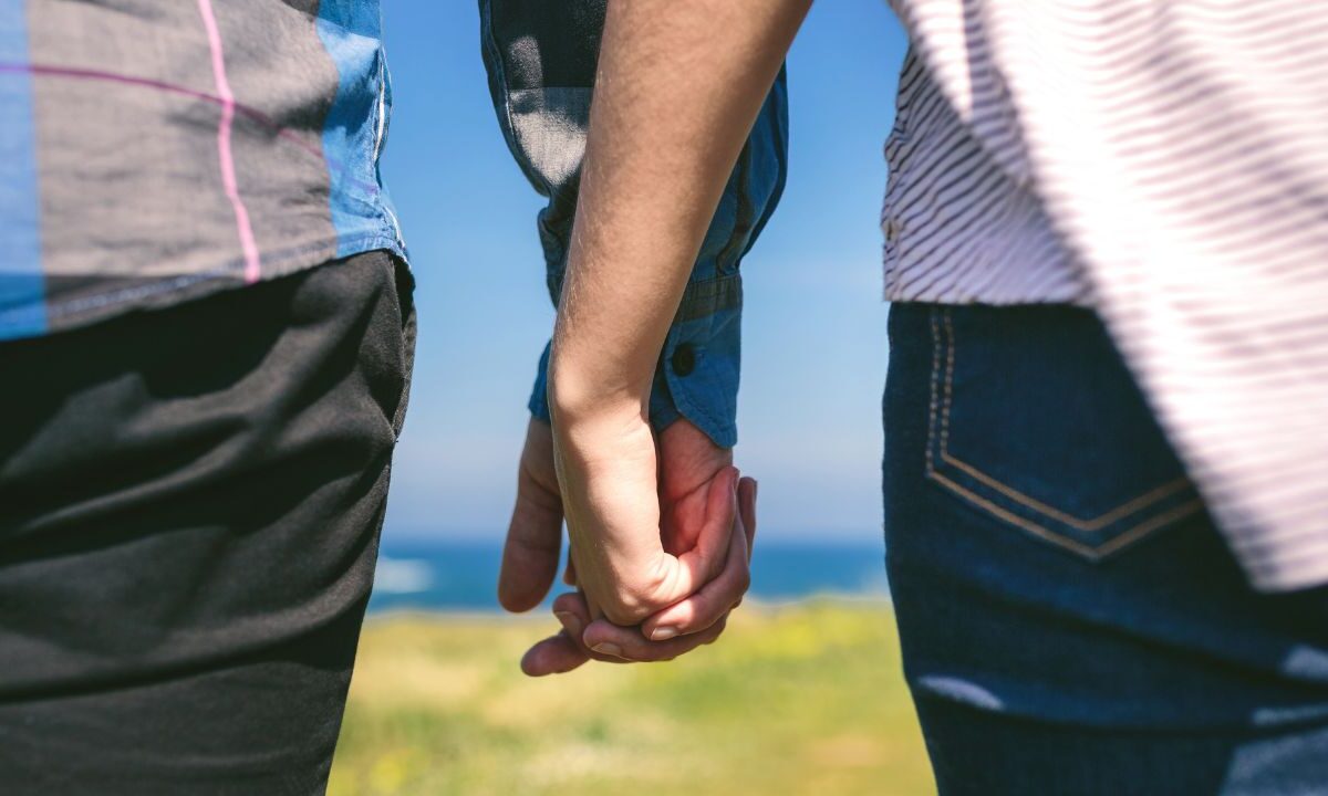 Una pareja, dos sexos, caminando en un prado