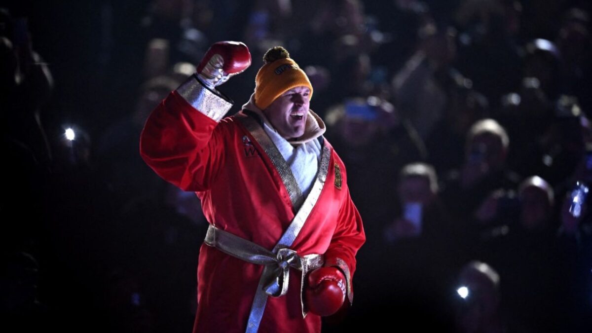 Tyson Fury sube al ring en Londres.