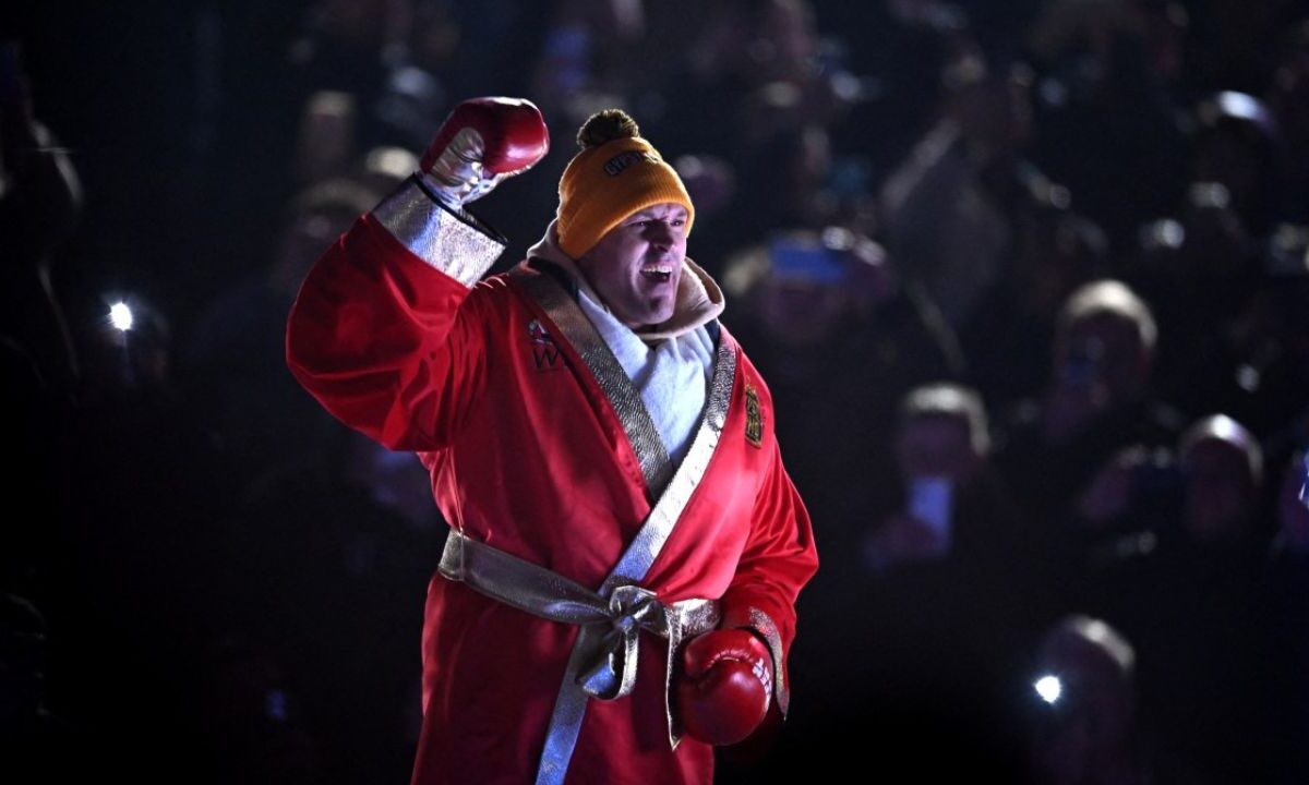 Tyson Fury sube al ring en Londres.