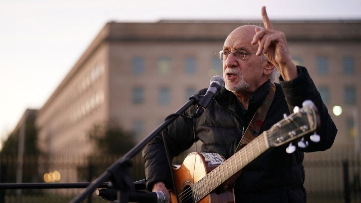 Peter Yarrow tocando la guitarra