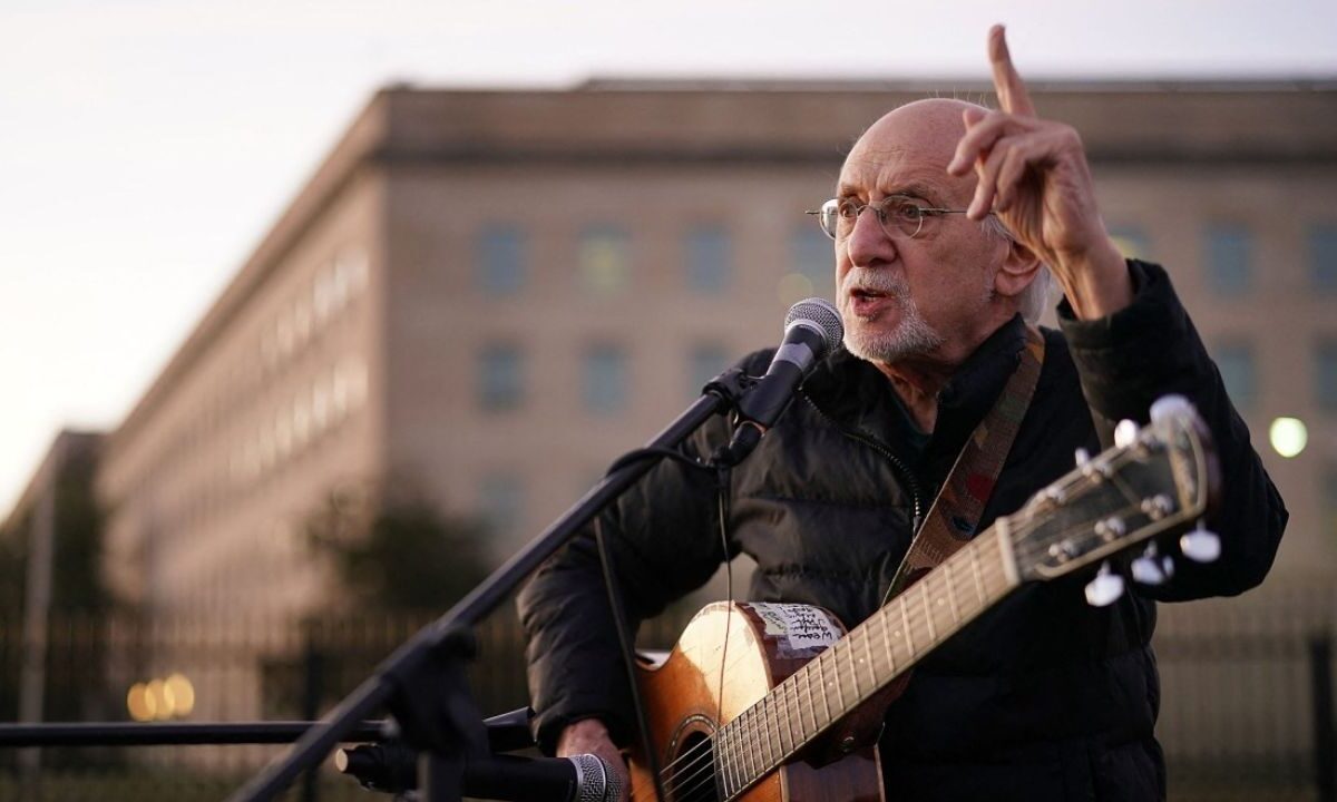 Peter Yarrow tocando la guitarra