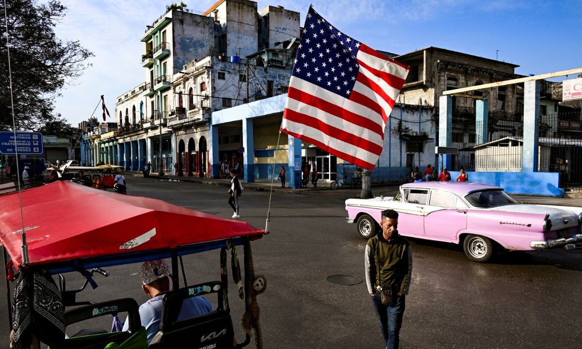 Parientes de presos opositores enfrentan incertidumbre tras el regreso de la isla de Cuba lista terrorista de EU