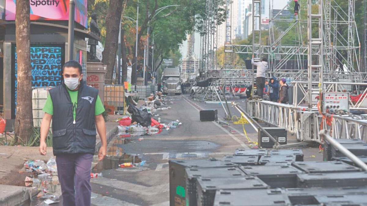 Empleados de Polymarchs, así como cuadrillas de limpieza de la Ciudad de México redoblaron esfuerzos para dejar limpio Paseo de la Reforma.