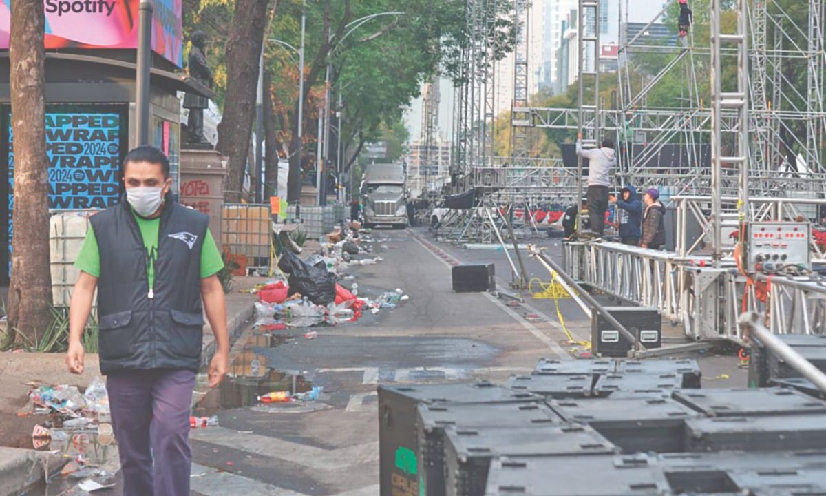 Empleados de Polymarchs, así como cuadrillas de limpieza de la Ciudad de México redoblaron esfuerzos para dejar limpio Paseo de la Reforma.