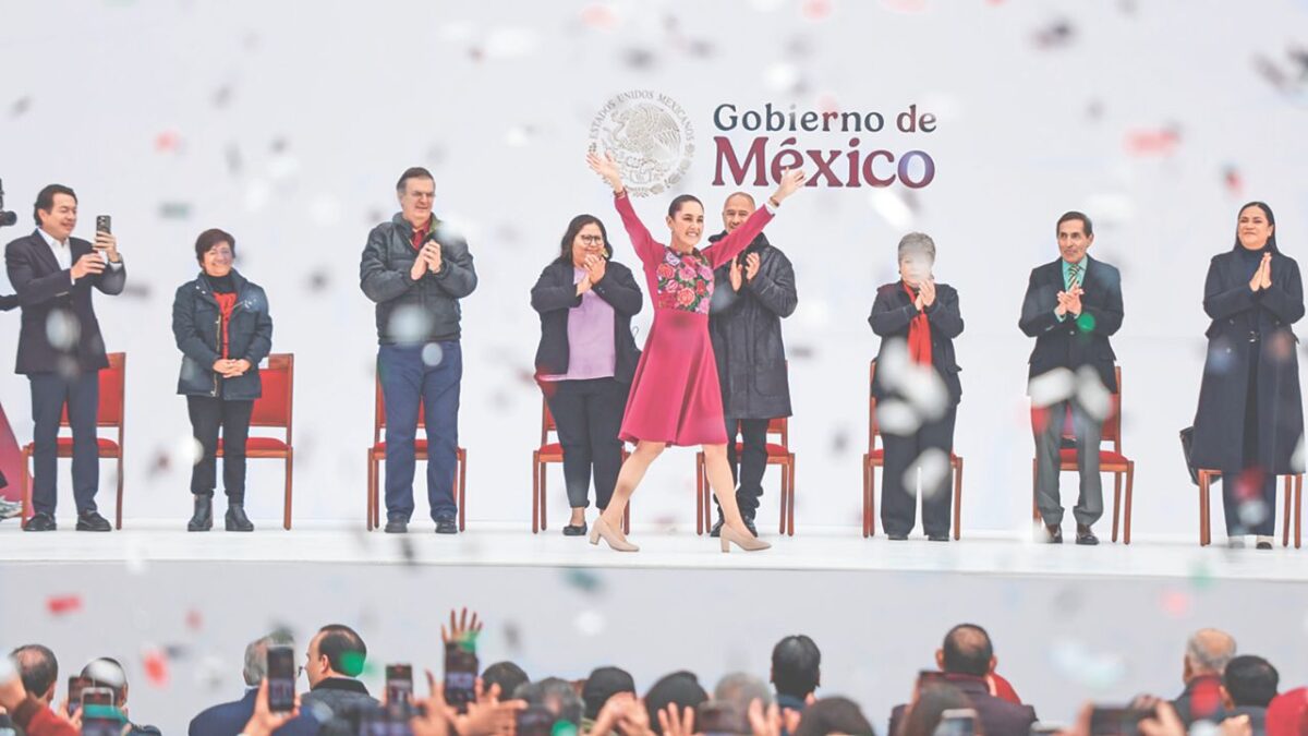 “En este mes presentaremos al Congreso la iniciativa constitucional para prohibir de manera definitiva la siembra de maíz transgénico en México. Se trata de proteger la biodiversidad y la salud” Claudia Sheinbaum Presidenta de México