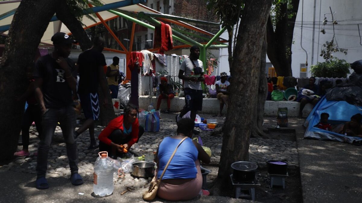 Entre las líneas de acción que destacó el Gobierno capitalino se encuentra la reubicación de personas en movilidad que pernoctan en las calles a espacios dignos, como refugios.