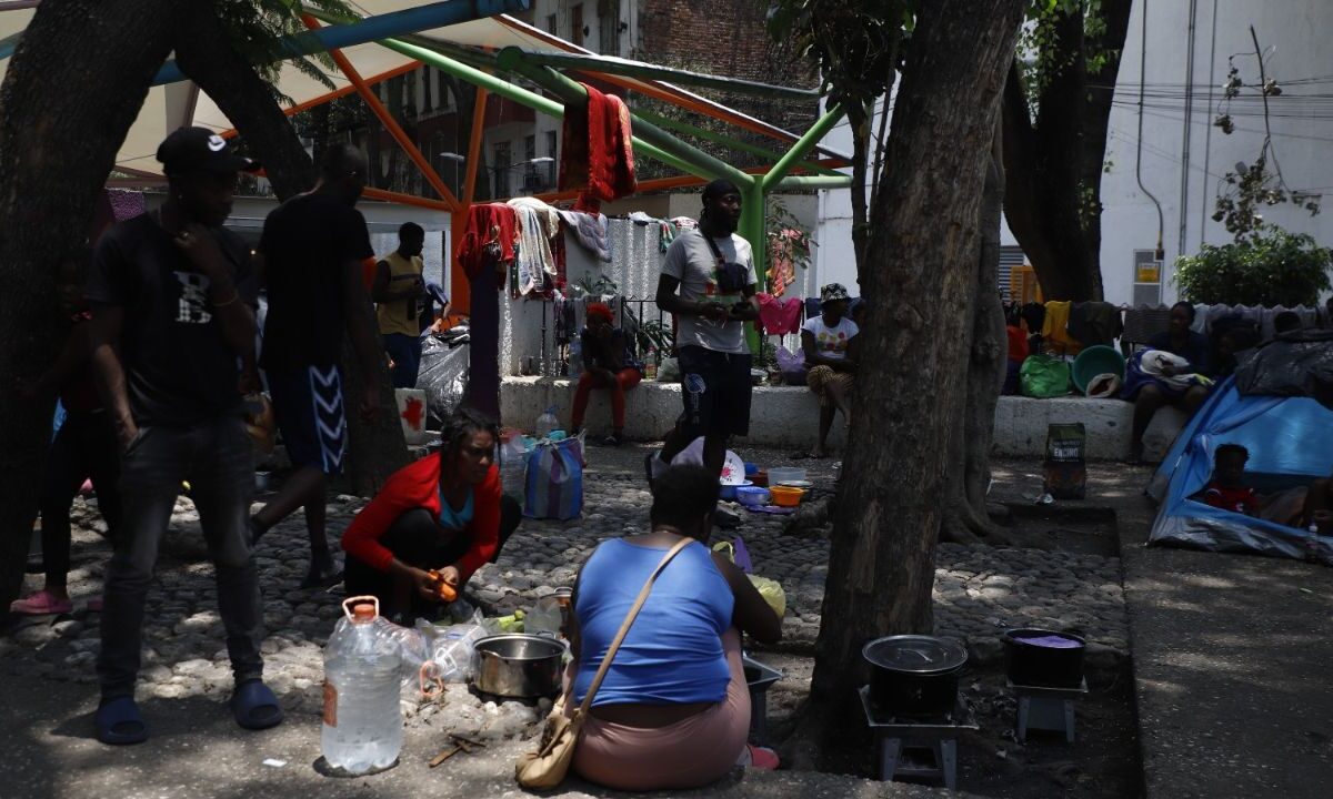 Entre las líneas de acción que destacó el Gobierno capitalino se encuentra la reubicación de personas en movilidad que pernoctan en las calles a espacios dignos, como refugios.