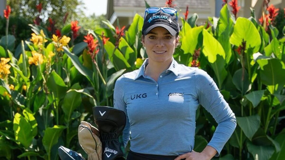 Gaby López, la estrella LPGA posando con su nueva bolsa de golf personalizada y totalmente goodr-fied.