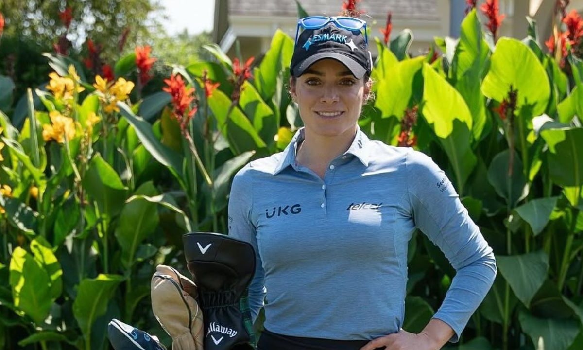 Gaby López, la estrella LPGA posando con su nueva bolsa de golf personalizada y totalmente goodr-fied.