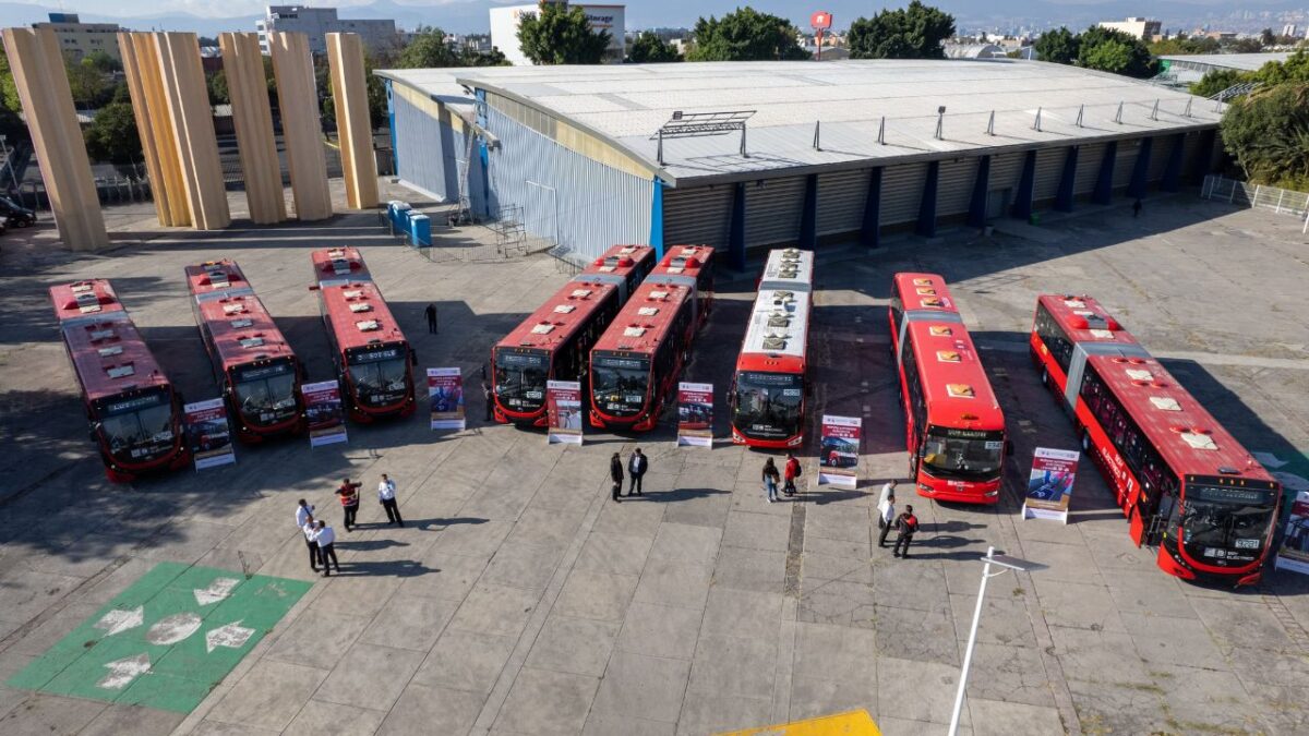 Luego de dar banderazo de salida de 26 metrobuses, la mandataria local dijo que el cambio será gradual y de esta manera se reducirán los contaminantes.