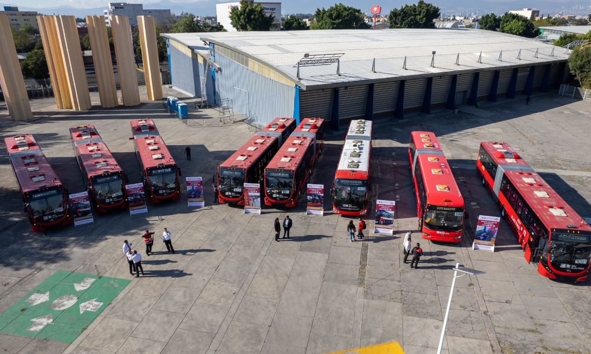 Luego de dar banderazo de salida de 26 metrobuses, la mandataria local dijo que el cambio será gradual y de esta manera se reducirán los contaminantes.