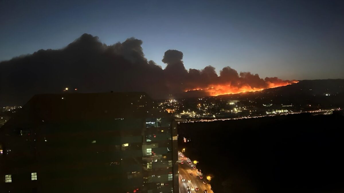 Actores, músicos y celebridades de Hollywood están entre las decenas de miles de personas afectadas por los incendios