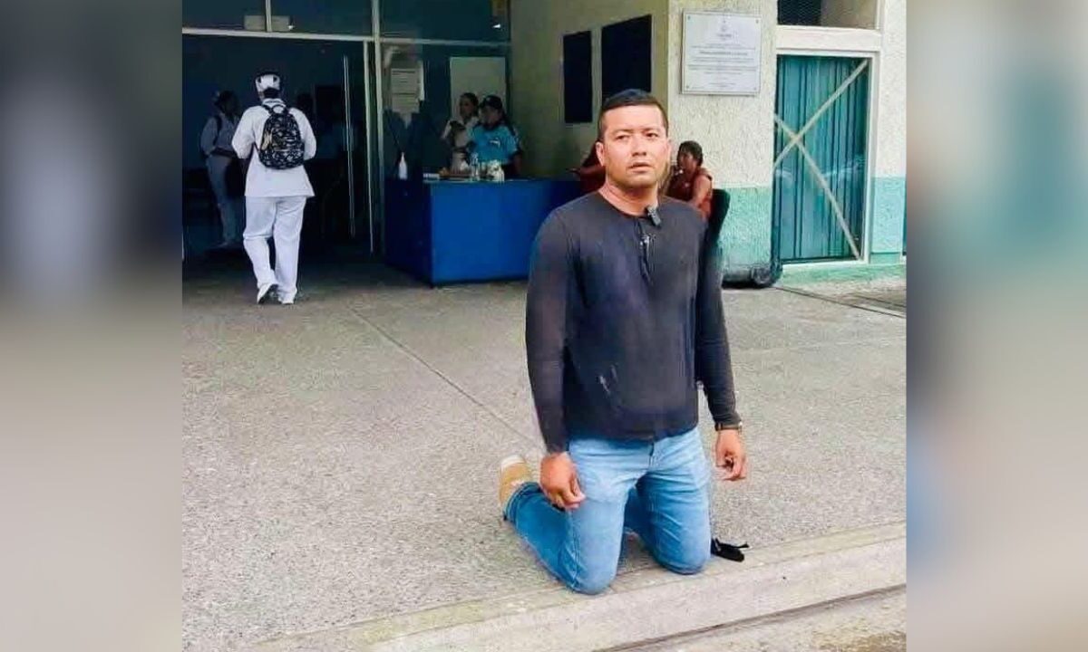 Un familiar de un paciente pidió, de rodillas, abastecimiento de medicinas al exterior del Hospital Civil de Colima.