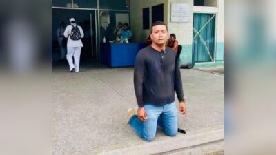 Un familiar de un paciente pidió, de rodillas, abastecimiento de medicinas al exterior del Hospital Civil de Colima.