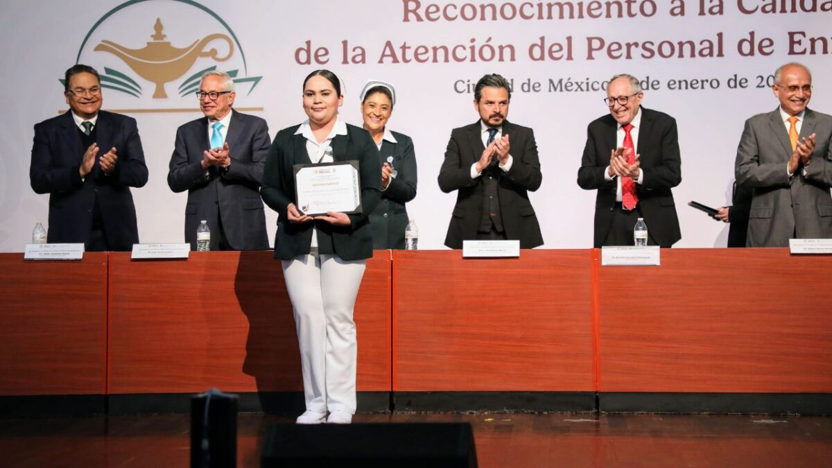 En el evento se galardonó a seis enfermeras del IMSS, distinguidas por la derechohabiencia por su calidad y entrega en su trabajo diario.