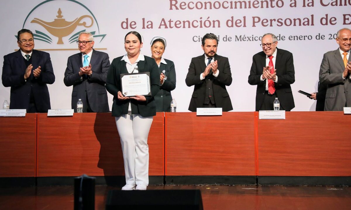 En el evento se galardonó a seis enfermeras del IMSS, distinguidas por la derechohabiencia por su calidad y entrega en su trabajo diario.