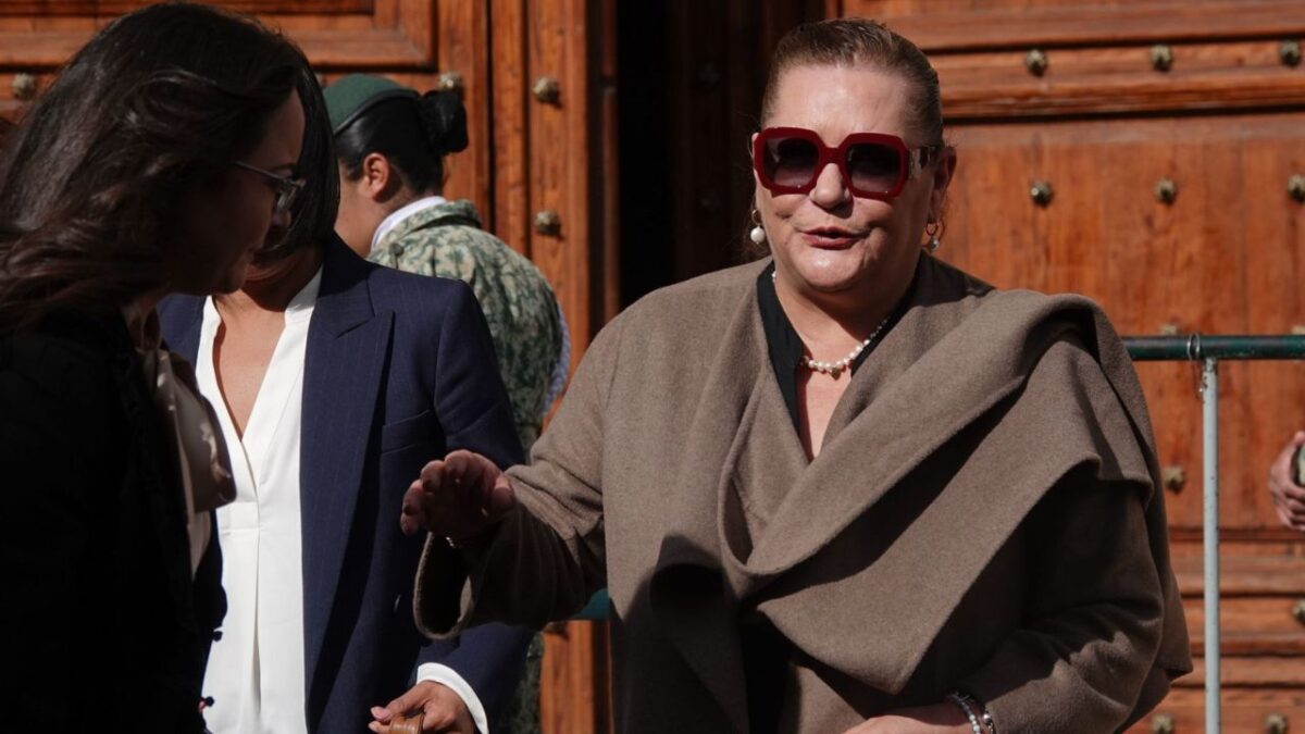 Guadalupe Taddei, presidenta del INE, saliendo de Palacio Nacional.