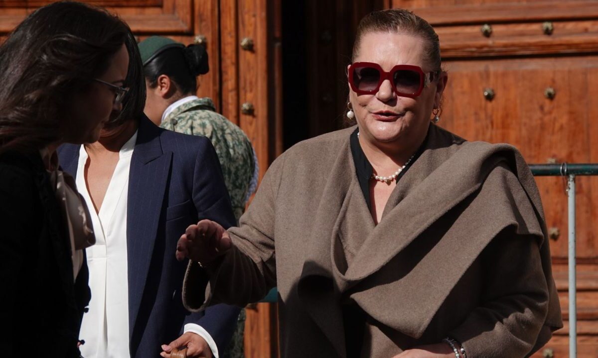 Guadalupe Taddei, presidenta del INE, saliendo de Palacio Nacional.