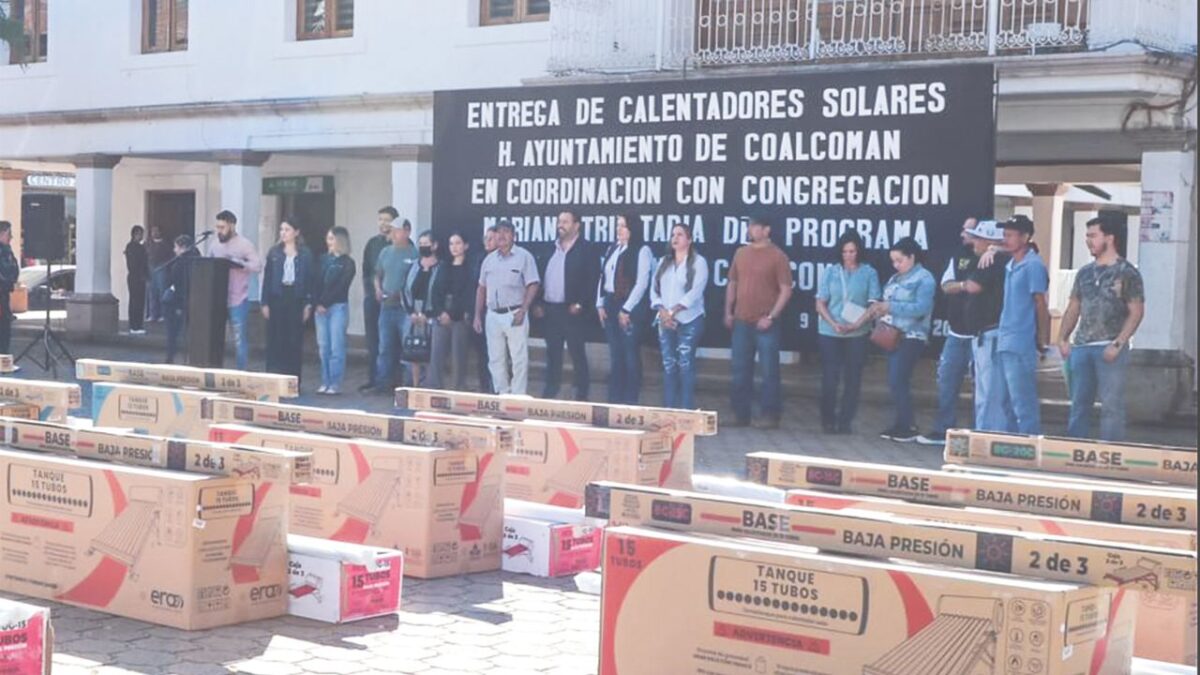 La edil Anavel Ávila apareció en un acto público en Coalcomán ayer.