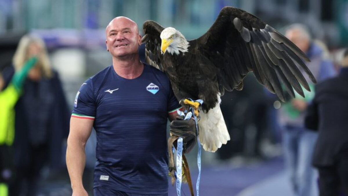 Lazio cesa a su domador de águila por publicar fotos de su alargamiento de genitales.